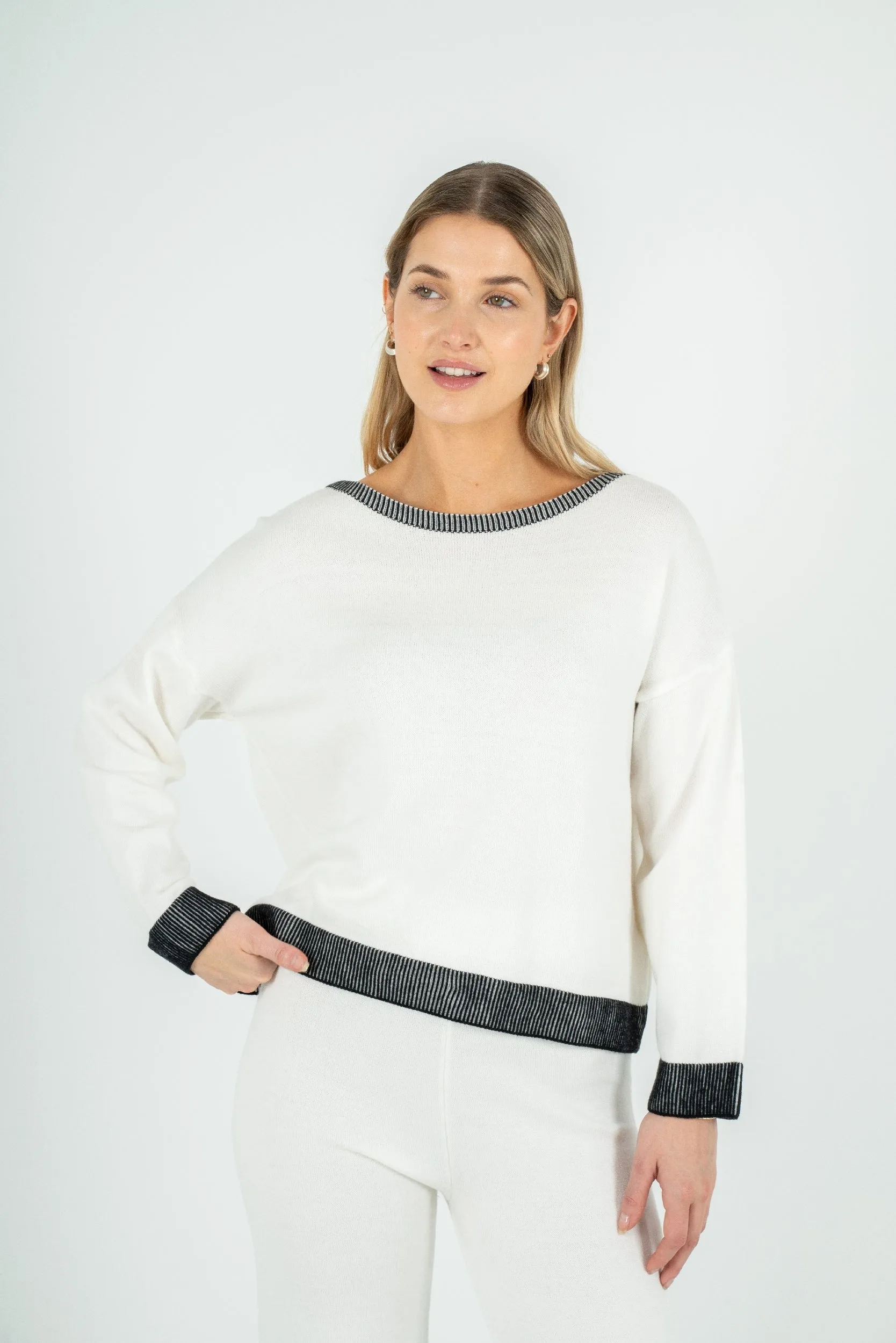 M Made in Italy – Knit Boat-Neck Sweater With Color-Blocked Hem Detailing